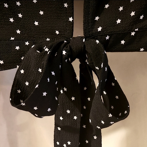 MIND CODE STAR PRINT TIE BACK BLOUSE - Picture 4 of 7
